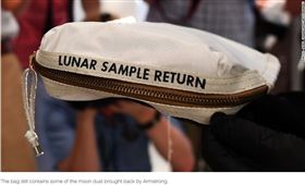 裝有月球灰塵的袋子以180萬美元(6000萬台幣)賣出。（圖／翻攝自CNN）