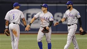 ▲老大哥秋信守（中）開轟追平，Elvis Andrus（左）擊出致勝安打，德州遊騎兵中止連敗。（圖／美聯社／達志影像）