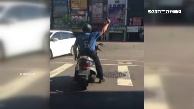 雷神索爾來台北？他高舉電擊棒沿路揮