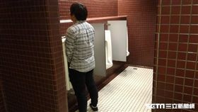 男子、廁所、男廁、尿尿、上廁所、小便斗