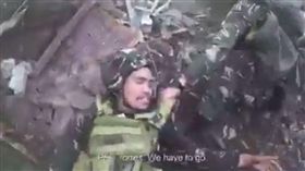 砲火中營救同袍  菲軍方影片感動網友_https://www.facebook.com/philippinesdefense/videos/1485324561583155/