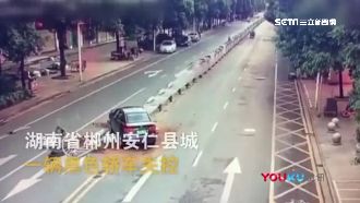 駕駛衝撞分隔島　護欄如「骨牌」連倒