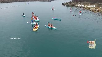 夏日新玩法！水上「立槳衝浪」夯