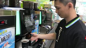 黑金消費趨勢　全家濃厚系冰磚咖啡登場