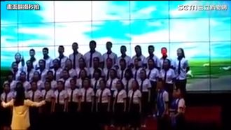 臉色超精采！大概是得罪燈光師了