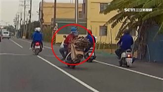 婦後座載滿回收物　害騎士衰連環撞