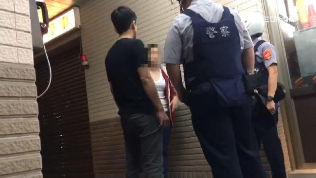 錄影擬客訴　女客與超商店員爆拉扯