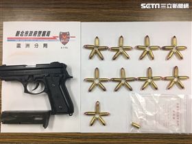 警方在吳男屋內起出改造槍枝、子彈。（圖／翻攝畫面）