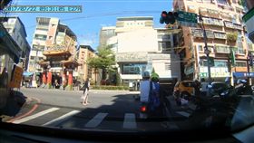 計程車緊急煞車釀機車騎士煞車不及撞上。（圖／翻攝畫面）