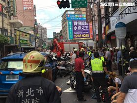 現場數10輛機車遭撞倒在地。（圖／翻攝畫面）