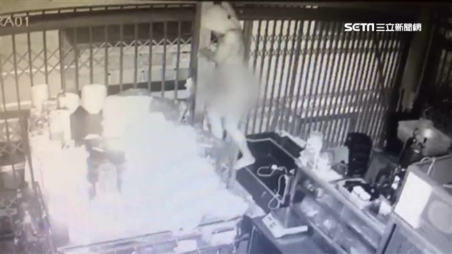 假面超人現身？裸男內褲套頭偷快炒店