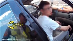 無照遭攔還很嗆! 