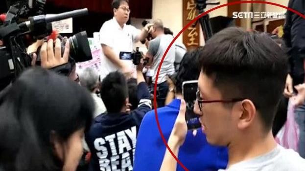 立院亂砸水球　男大生道歉：情不自禁
