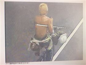 監視器錄下一名金髮遊民騎著單車路過，隨後卻變成騎著檔車離去。（圖／翻攝畫面）