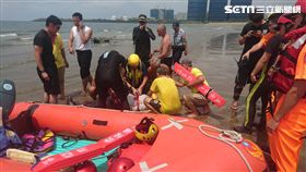 警消人員將郭翁救上岸。（圖／記者游承霖攝）