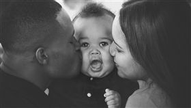 嬰兒 爸媽 親吻
https://www.flickr.com/photos/taylormackenzie/33263440275/in/photolist-SFnPUX-maxmWr-4UjryE-SrUNLg-9P3ext-oSbQbp-SuEFVR-7oVLip-mYm6N-73dmme-mYmfh-7vy9gA-fQNXnP-5ZHjBE-4qMPC6-9FVu2a-bVUhE7-eeA