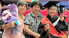 91歲的沈黃秋桂阿嬤（右），12歲小學畢業，80歲再重拾書本就讀高雄市立空中大學。她花了12年完成學業，23日出席畢典，成為今年全校，也是全國最年長的大學畢業生，更是活到老學到老的最佳典範。（高雄市立空中大學提供）中央社記者程啟峰高雄傳真　106年7月23日