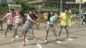 「Ice Baby」六位成員於新光三越廣場進行快閃活動