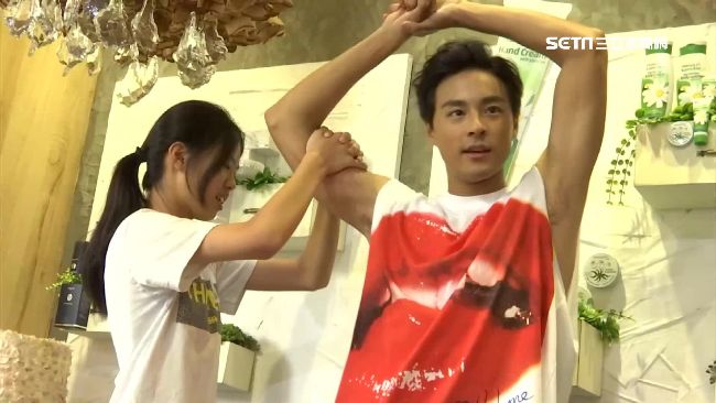 孫其君「人肉單槓」　海邊全裸拍寫真