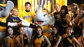 「臺中洲際棒球文創園區」中信兄弟專賣店合影。（圖／中信兄弟提供）
