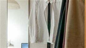 衣服　襯衫　試衣間　上班族
https://www.flickr.com/photos/ywuc2010/17122689438/in/photolist-s65g2q-oxttyq-h9MV2b-oxFBci-og9ZBG-dRyPSp-dNpRJq-4T8DUU-6gg9q6-6gkfYS-6gg8jV-6xe99S-6zgT3a-nmkD9X-6xa1bR-9n5ZGB-iDnngo-cGX