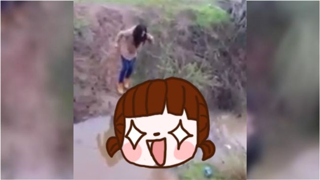 男孩當「人肉拱橋」　女伴渡河後垮橋