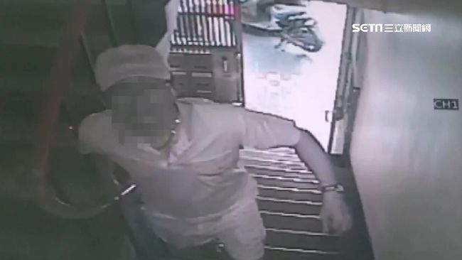 賊闖公寓偷腳踏車　怒敲監視器全都錄