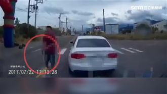 龜速惹怒後車？駕駛揮長刀攔路叫囂