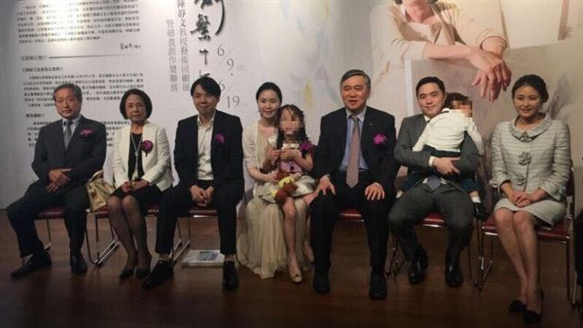 王家全家福曝光！麻衣王泉仁抱兒合體