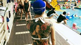 刺青美背辣媽去游泳池／陳茹茹提供