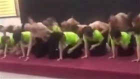 「某公司員工跪地狂搧自己耳光」影片在微博瘋傳。（圖／翻攝自秒拍）