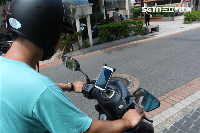 騎車看導航罰1千？　員警看法大不同