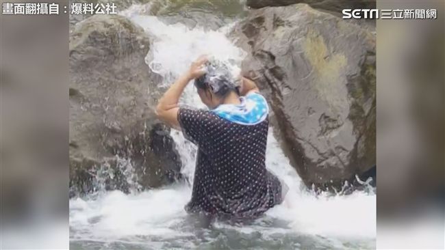 大媽南投龍鳳瀑布狂洗頭 遊客看傻眼