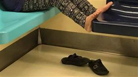 大嬸捷運脫鞋翹腳 圖／翻攝自爆料公社