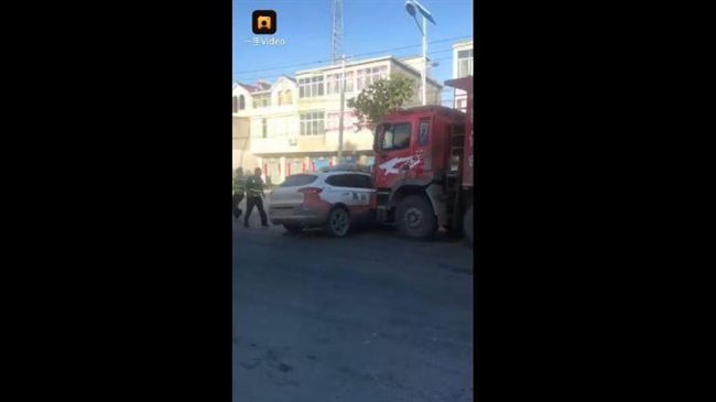 大貨車超載拒盤查　發狂推撞警車逃逸