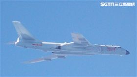 進防空識別區？轟六旁經國號戰機戒備　國防部提供