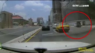 跨中線違規右轉　保時捷慘遭貨車直撞