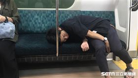 醉倒在電車示意圖／記者雷明正攝