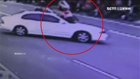 機車擦撞急煞「翹孤輪」　後座女子翻滾摔車蓋