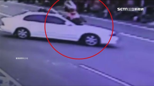 機車擦撞急煞　後座女翻滾摔引擎車蓋