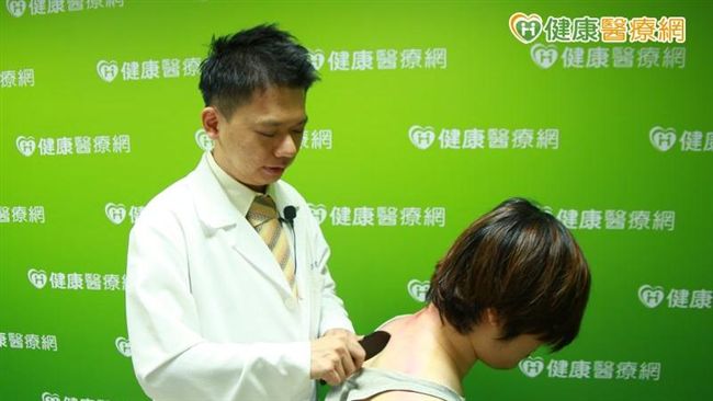 天炎熱防中暑　中醫師教你正確刮痧