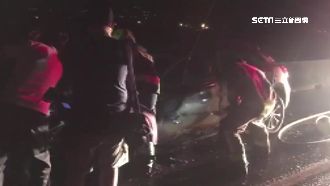 賓士國道自燃　車內傳怪聲駕駛急逃離