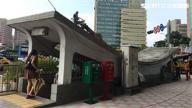 年輕外國背包客在中山北路及忠孝西路口的地下道屋頂玩滑板，路人發現後錄製影片PO上臉書社團（翻攝畫面）