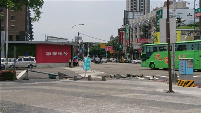路牌倒地「自我了斷」　網：熱到中暑
