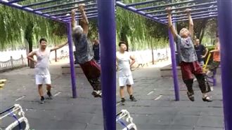 阿嬤這樣玩單槓　網友嚇傻：合理嗎？