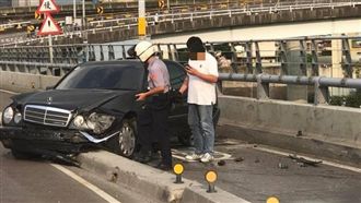 賓士自撞橫躺機車道　華江橋塞爆了！