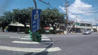 交通號誌桿斷裂　騎士等紅燈險遭砸