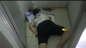 陸大媽手機掉馬桶　伸手撈慘卡6小時
中國大陸,深圳,大媽,蹲馬桶,手機,右手,手臂,打撈,意外,宿舍
圖/翻攝自梨視頻