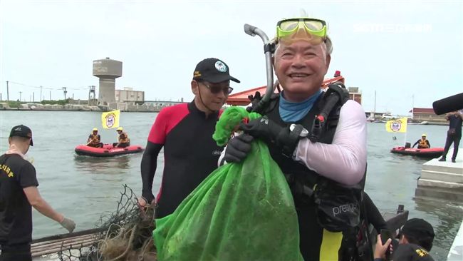 雲林縣長跳海　潛水4分鐘撿垃圾