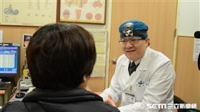 台北慈濟醫院耳鼻喉科醫師蘇旺裕說，經由專科醫師的細心目視篩檢，口腔癌檢查正確率高達八、九成以上。（圖／台北慈濟醫院提供）